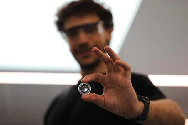 Graphene-Based Living Optics
