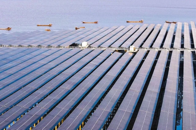The Energetic Symbiosis of Solar and Hydrogen Power
