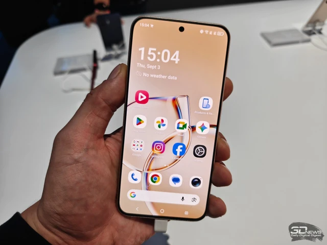 The Hybrid Display in the TCL P80 Ultra